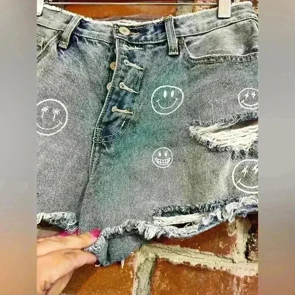Kancan Smiley Distressed Jean Shorts Size 5 - Picture 4 of 8